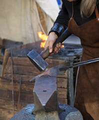 mujer herrera forjadora en el yunque trabajando con el martillo manos forja fuego 4M0A8453-as25