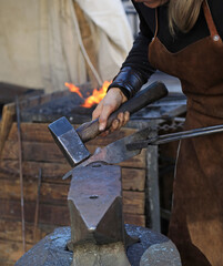 mujer herrera forjadora en el yunque trabajando con el martillo manos forja fuego 4M0A8456-as25