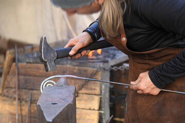 mujer herrera forjadora en el yunque trabajando con el martillo manos forja fuego 4M0A8470-as25