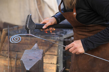 mujer herrera forjadora en el yunque trabajando con el martillo manos forja fuego 4M0A8471-as25