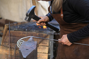 mujer herrera forjadora en el yunque trabajando con el martillo manos forja fuego 4M0A8478-as25