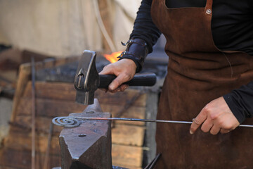 mujer herrera forjadora en el yunque trabajando con el martillo manos forja fuego 4M0A8472-as25