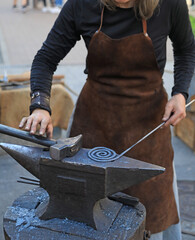 mujer herrera forjadora en el yunque trabajando con el martillo manos forja fuego 4M0A8514-as25