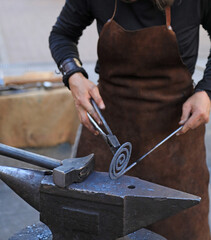 mujer herrera forjadora en el yunque trabajando con el martillo manos forja fuego 4M0A8516-as25