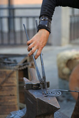 mano de mujer herrera forjadora en la fragua forja trabajando 4M0A8522-as25