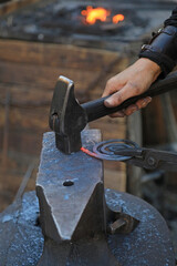 mano de mujer herrera forjadora en la fragua forja trabajando 4M0A8524-as25