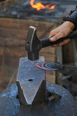 mano de mujer herrera forjadora en la fragua forja trabajando 4M0A8525-as25