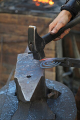 mano de mujer herrera forjadora en la fragua forja trabajando 4M0A8527-as25