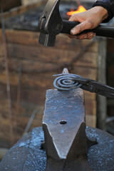 mano de mujer herrera forjadora en la fragua forja trabajando 4M0A8529-as25