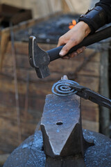 mano de mujer herrera forjadora en la fragua forja trabajando 4M0A8535-as25