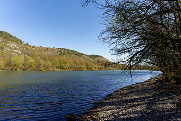 Blick über den Main bei Karlburg zum Naturschutzgebiet Grainberg-Kalbenstein, Landkreis Main-Spessart, Unterfranken, Bayern, Deutschland
