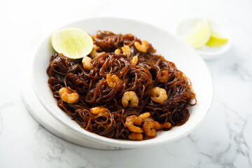 Shrimp noodles with lime