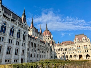 Obraz premium Hungarian parliament building in budapest with blue sky