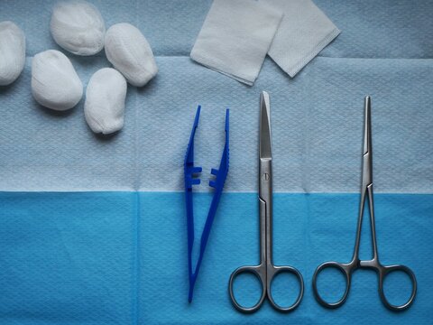 mat&eacute;riel de soins infirmiers : kit de soin de plaie st&eacute;rile avec compresses, ciseaux m&eacute;dicaux et pince kocher