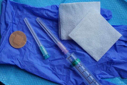 Mat&eacute;riel pour injection : seringue, aiguilles puiseuse et intramusculaire, compresses st&eacute;riles et pansement, sur gant pour un soin propre en milieu hospitalier, consultation ou &agrave; domicile, pour infirm