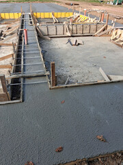 Cantiere edile per formazione di platea e travi di fondazione in cemento armato