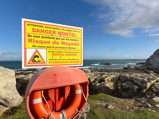 Panneau danger mortel - Risque de noyade - avec bou&eacute;e orange en dessous - Bord de mer