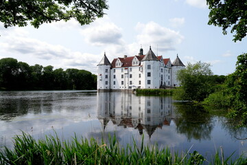 Fototapeta premium Schloss Glücksburg, Ostansicht, Wasserschloss, Schlossteich, Teich, See, Wasser, Kulturdenkmal, Renaissanceschloss, Flensburger Förde, Ostsee, Schleswig-Holstein, Deutschland, Europa