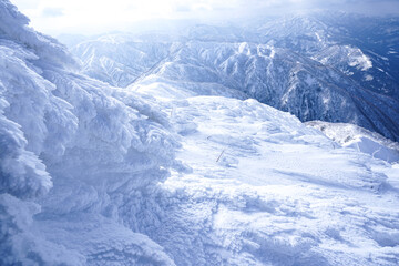 厳冬期の真っ白な荒島岳の樹氷