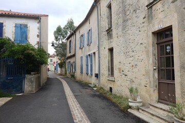 Vieille rue typique, village de Vouvant, département de la Vendée, France