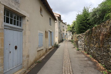 Vieille rue typique, village de Vouvant, département de la Vendée, France