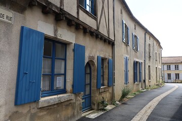 Vieille rue typique, village de Vouvant, département de la Vendée, France