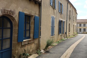 Vieille rue typique, village de Vouvant, département de la Vendée, France