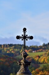 Kreuz mit herbstlichem Hintergrund, vertikal