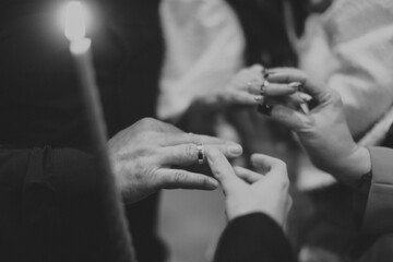 Obraz premium bride and groom holding hands