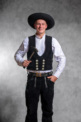 Zimmermann in Zimmermannskluft mit Zimmermanns Hammer, Studioaufnahme , jung freundlich , Spaß an der Arbeit.