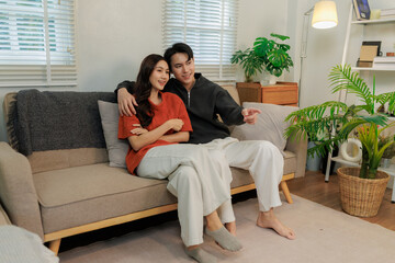 Obraz premium Cozy couch companions. Reading a good novel and sharing a quiet moment