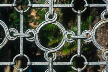 Dettaglio dell'&igrave;inferriata in ferro battuto che circonda una delle ville storiche del Lido di Vernezia