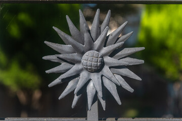 Dettaglio dell'&igrave;inferriata in ferro battuto che circonda una delle ville storiche del Lido di Vernezia