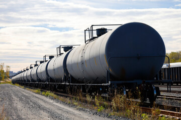 Trains de marchandises avec réservoirs de pétrole à la gare en automne.