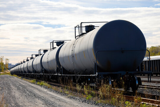 Trains de marchandises avec r&eacute;servoirs de p&eacute;trole &agrave; la gare en automne.