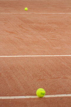 Bolas de tenis em quadra de saibro