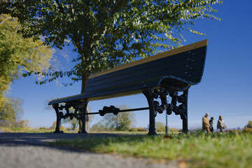 Banc dans le parc par une journée ensoleillée, faible profondeur de champ, ville de Québec, Canada.