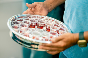 Sosteniendo entre sus manos el vino de la cena del señor que se repartirá en la iglesia 