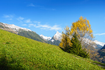 Herbst und Winter auf einem Landschaftsbild 
