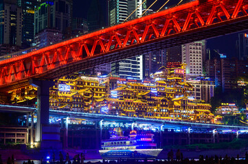 Fototapeta premium 中国の重慶の光輝くとても美しい夜景A stunningly beautiful night view of Chongqing, China, illuminated with lights.