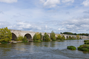 Vue panoramique du pont de Beaugency dans le Loiret - France