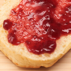 confiture sur de la brioche