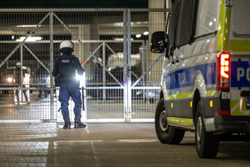 Polscy policjanci i ich pojazdy podczas wieczornej służby w mieście © FotoDax