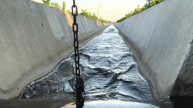 Regadio  de cultivo por acequias cristalinas
