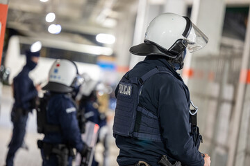 Policjant prewencji w kasku na zabezpieczeniu w mieście.  © FotoDax