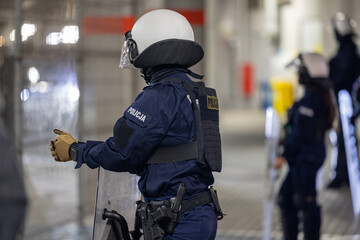 Policjant prewencji w kasku na zabezpieczeniu w mieście.  © FotoDax