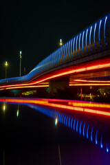 Neonlichtstreifen in der Nacht