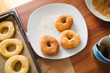 Selbstgemachte Donuts auf Teller
