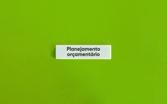 Planejamento or&ccedil;ament&aacute;rio em azulejo branco sobre fundo verde