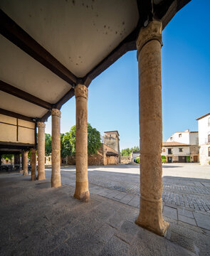 Fern&aacute;n Gonz&aacute;lez Tower seen through the arcades of Do&ntilde;a Sancha Square